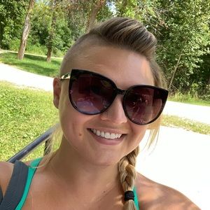 Meet your Posher, Cassandra